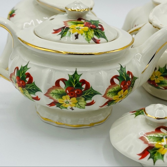 Windsor || "Mini" Teapot with Holiday Holly - Picture 6 of 11
